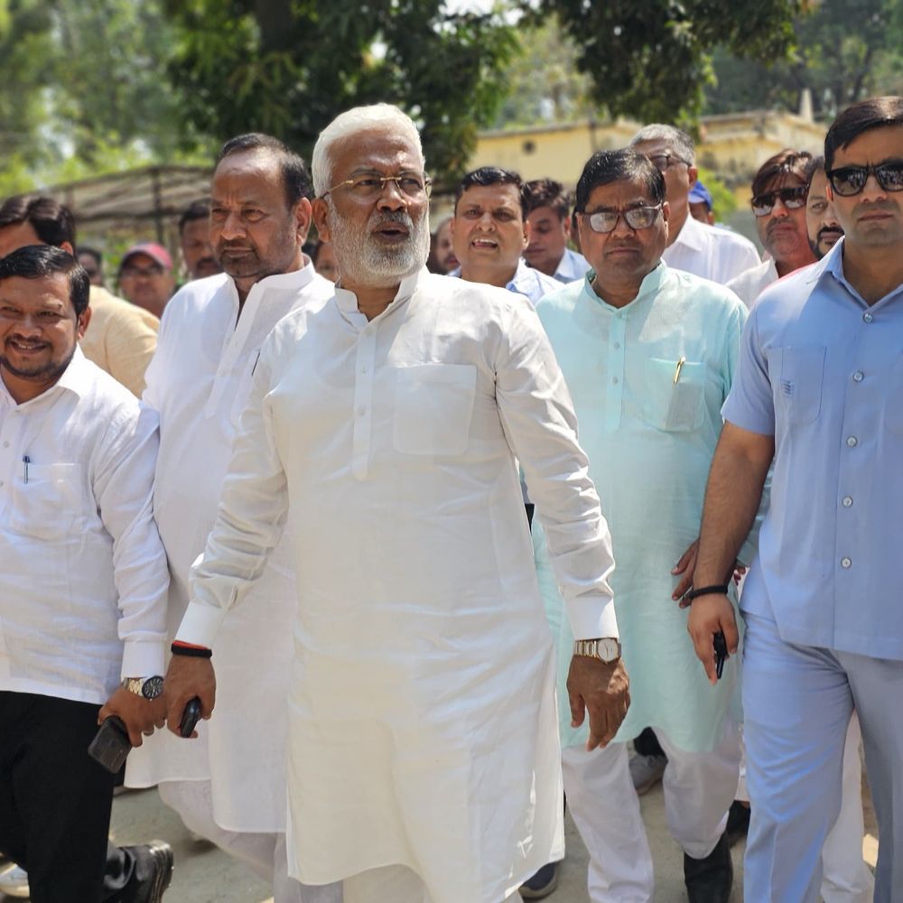 यूपी के जलशक्ति मंत्री का फर्रुखाबाद दौरा:स्वतंत्र देव सिंह ने सिंचाई विभाग के निर्माणाधीन कार्यालय का किया निरीक्षण