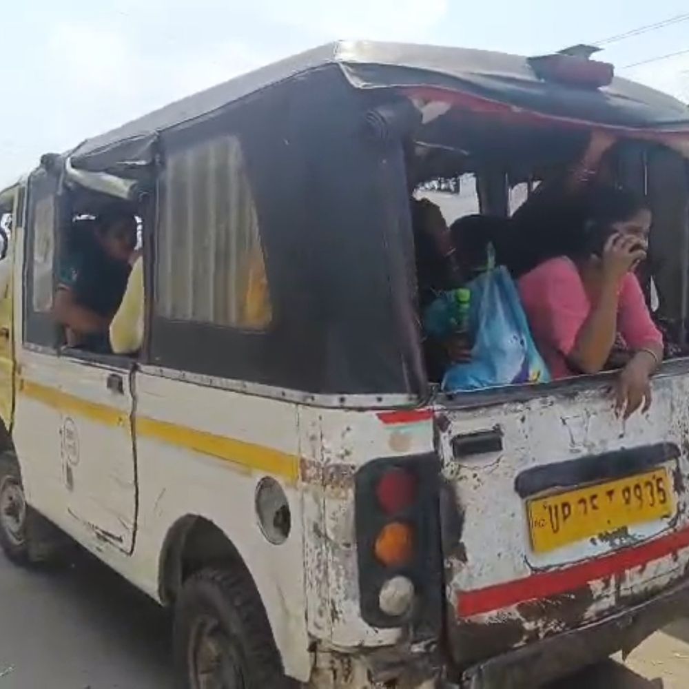 हरदोई में ओवरलोड टेंपो-मैजिक से बढ़ा खतरा:जिंदपीर चौराहे पर अवैध स्टैंड, क्षमता से दोगुनी सवारियां; कई हादसे हो चुके