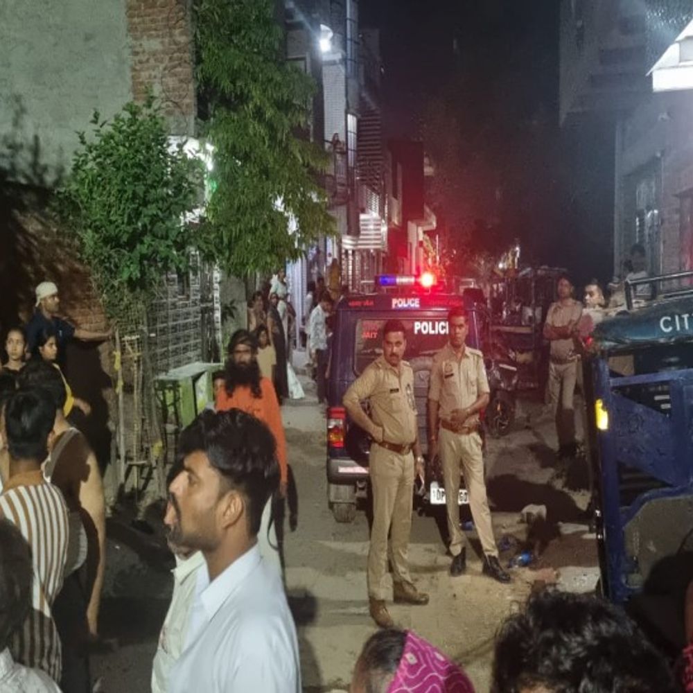 मथुरा में पैसे के लेनदेन में हुआ विवाद:छत से हुए पथराव से इलाके में मची अफरा तफरी,मौके पर पहुंची पुलिस ने मामला कराया शांत