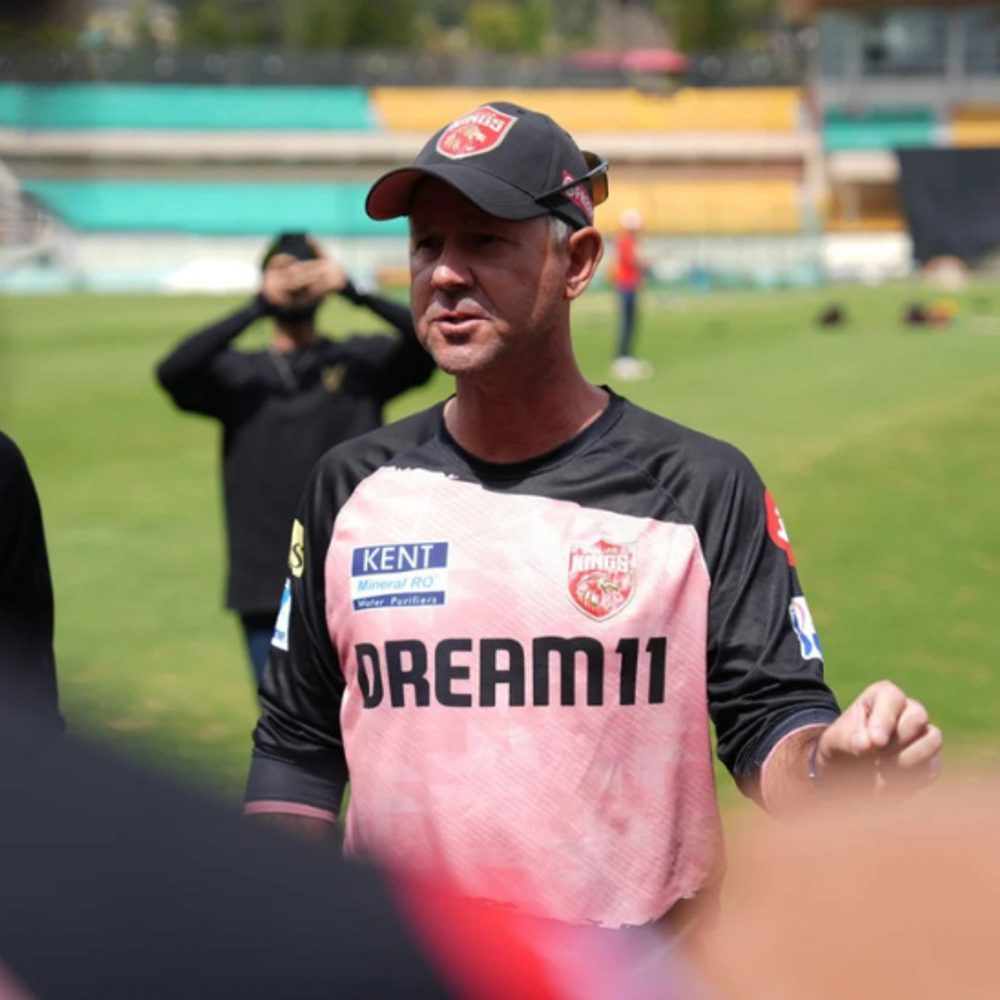 पोंटिंग के बोलने पर पंजाब के प्लेयर्स ने फ्लाइट छोड़ी:सीजफायर के बाद कोच का फैसला; सुरक्षा वजह से दिल्ली के खिलाफ मैच टला था