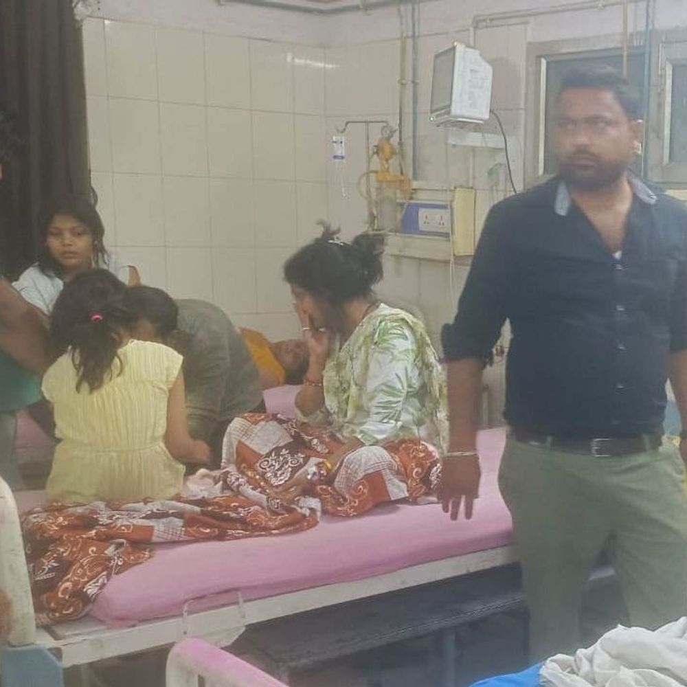 लड्डू खाने से एक परिवार के 7 लोग बीमार:मेडिकल कॉलेज में भर्ती, चिकित्सकों ने की फूड प्वाइजनिंग की पुष्टि