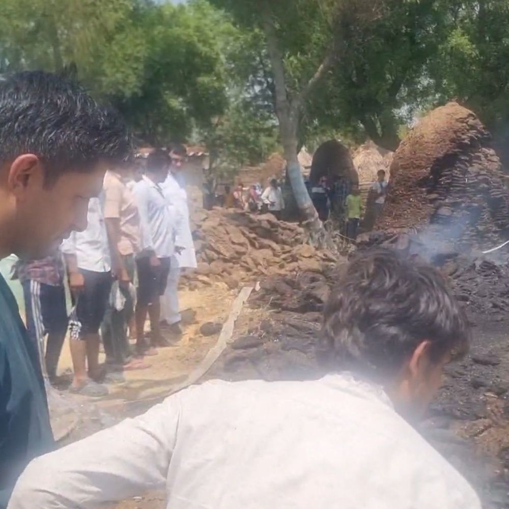 गाजियाबाद में गौशाला के पास शॉर्ट सर्किट से आग:फायर ब्रिगेड ने 17 मिनट में पहुंचकर बचाई 100 गायों की जान