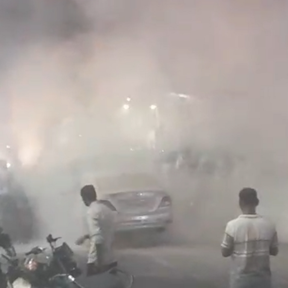 झांसी में सड़क पर जली कार:चलते-चलते आग का गोला बनी, चालक जान बचाकर भागा