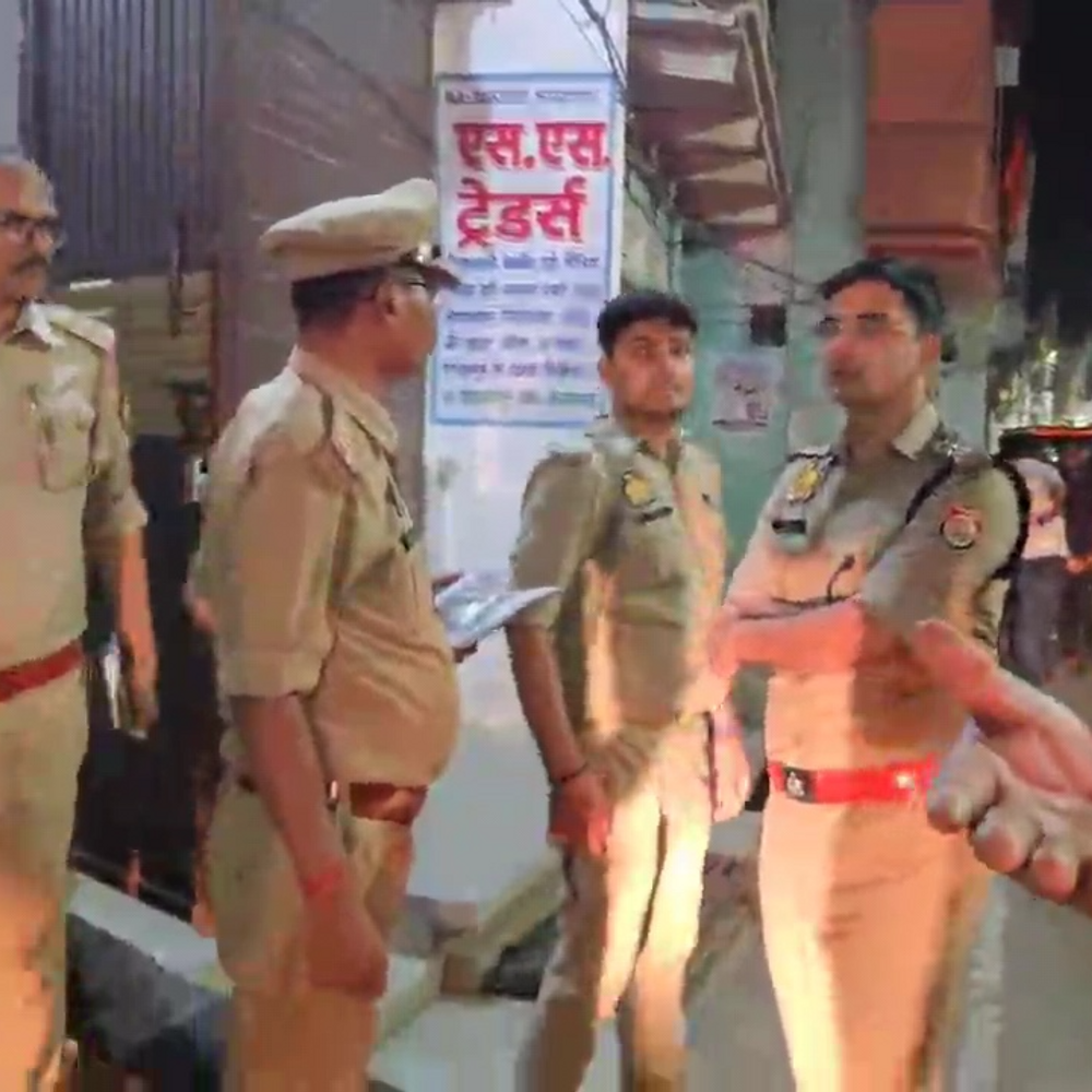 आजमगढ़ में स्कूटी सवार युवक पर फायरिंग:स्कार्पियो सवार युवकों ने दिया घटना को अंजाम, मामले की जांच में जुटी पुलिस