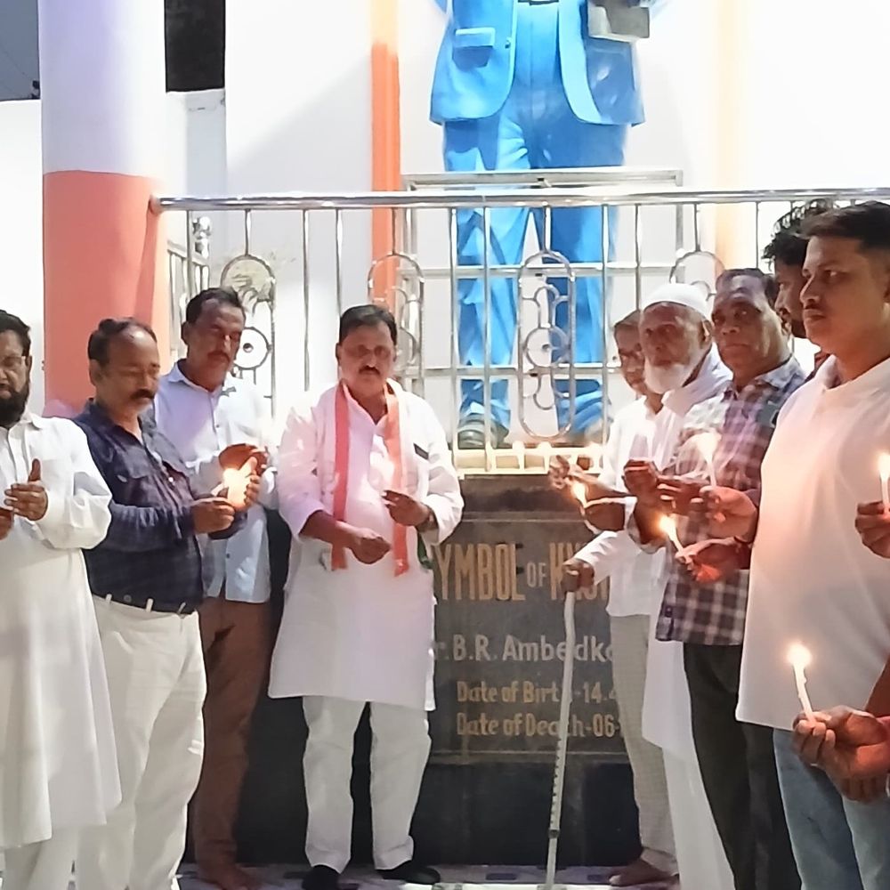 सेना के शहीद जवानों को कांग्रेस का नमन:सिद्धार्थनगर में कैंडल मार्च निकाल कर दी श्रद्धांजलि, जिलाध्यक्ष ने कहा- सेना पर गर्व