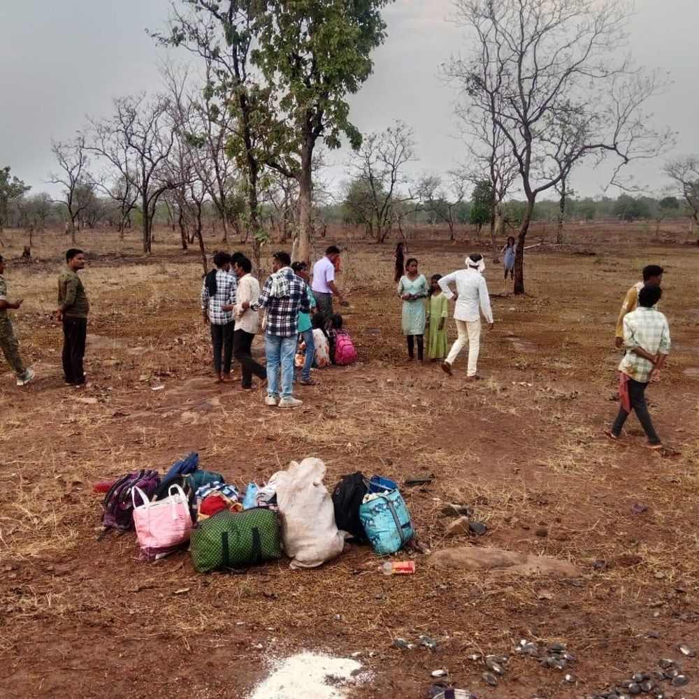 सड़क किनारे पलटी पिकअप, 2 महिलाओं की मौत:धमतरी में शादी समारोह से लौट रहे थे, गाड़ी का ऊपरी हिस्सा चपटा; 6 घायल