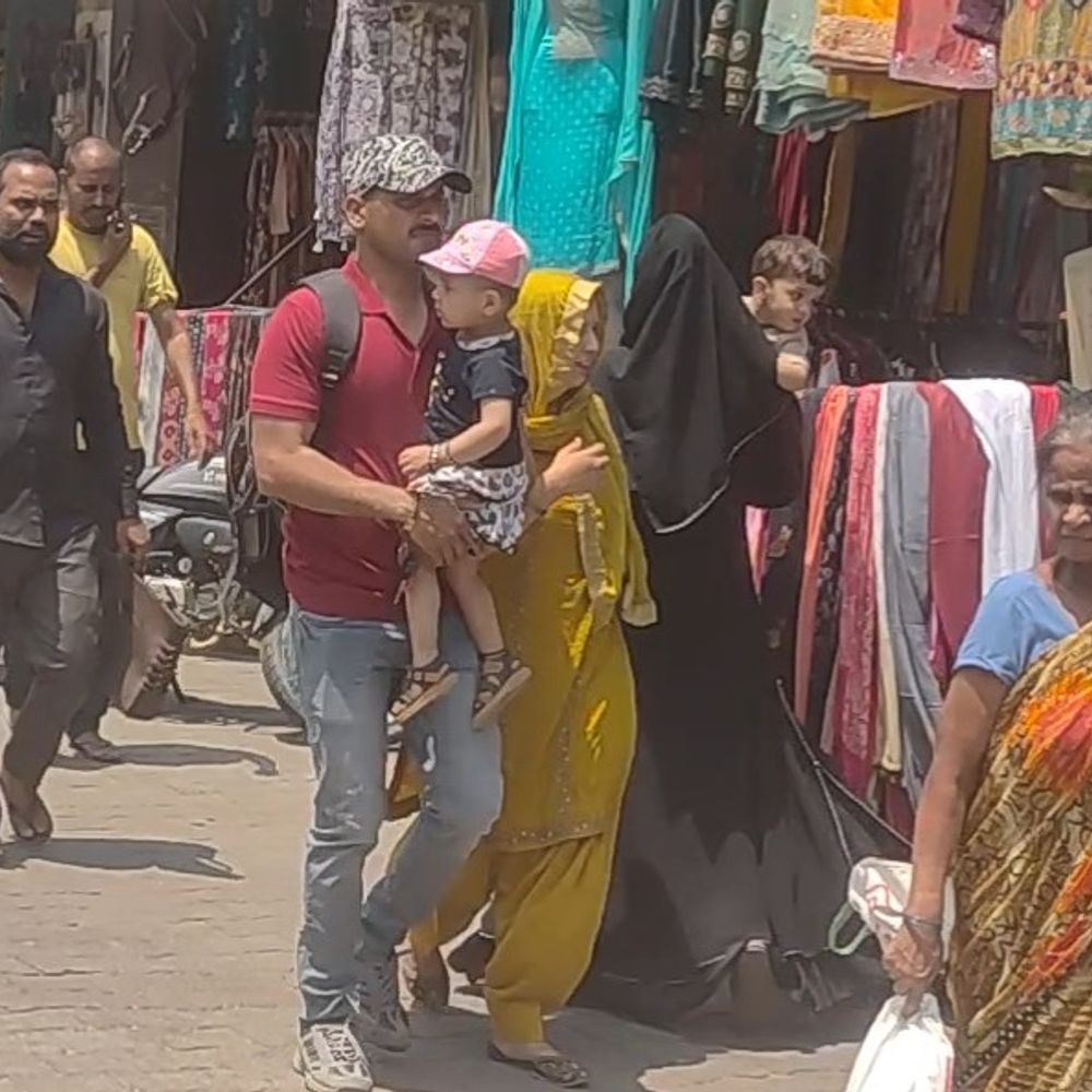 हापुड़ में तापमान 41 डिग्री पार:72 घंटे में 5 डिग्री बढ़ा, दोपहर में सड़कें दिखीं सूनी; अगले हफ्ते 43 डिग्री तक जा सकता है पारा