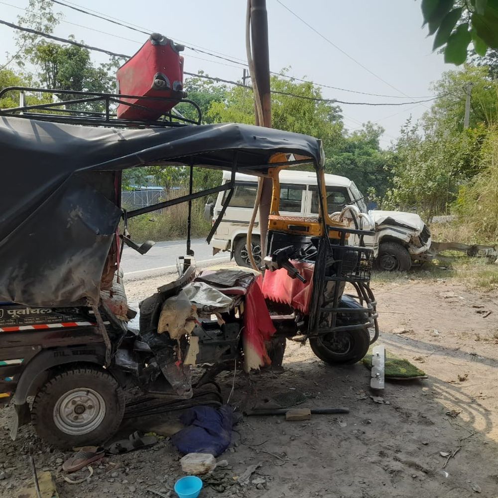 बोलेरो-ऑटो की टक्कर में 2 की मौत, 7 घायल:मऊ में साले की शादी में शामिल होने मुंबई से आ रहा था एक युवक