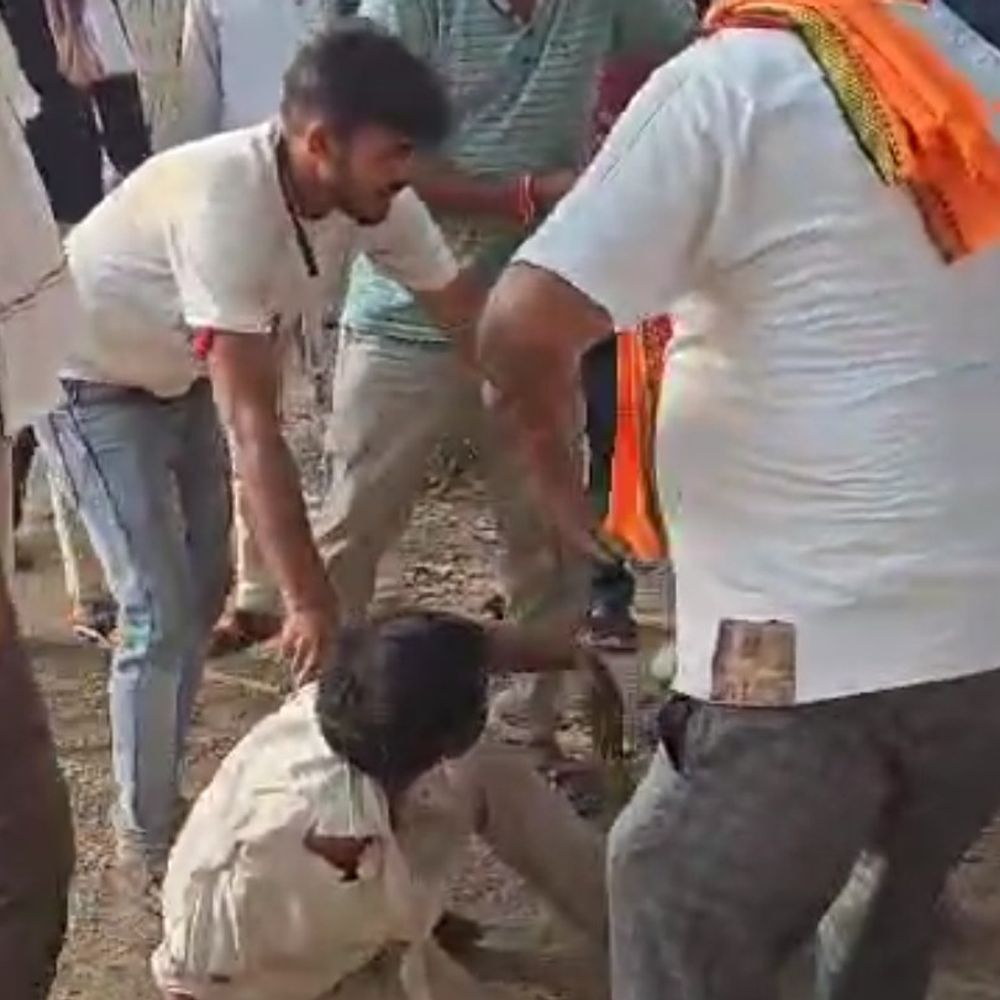 जालौन में शराबियों का हंगामा:चौराहे पर दो गुटों में मारपीट, जांच में जुटी पुलिस