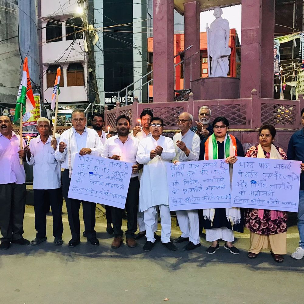 कासगंज में शहीदों को श्रद्धांजलि:कांग्रेस कार्यकर्ताओं ने गांधी मूर्ति पर जलाए दीप, पाकिस्तान के खिलाफ लगाए नारे