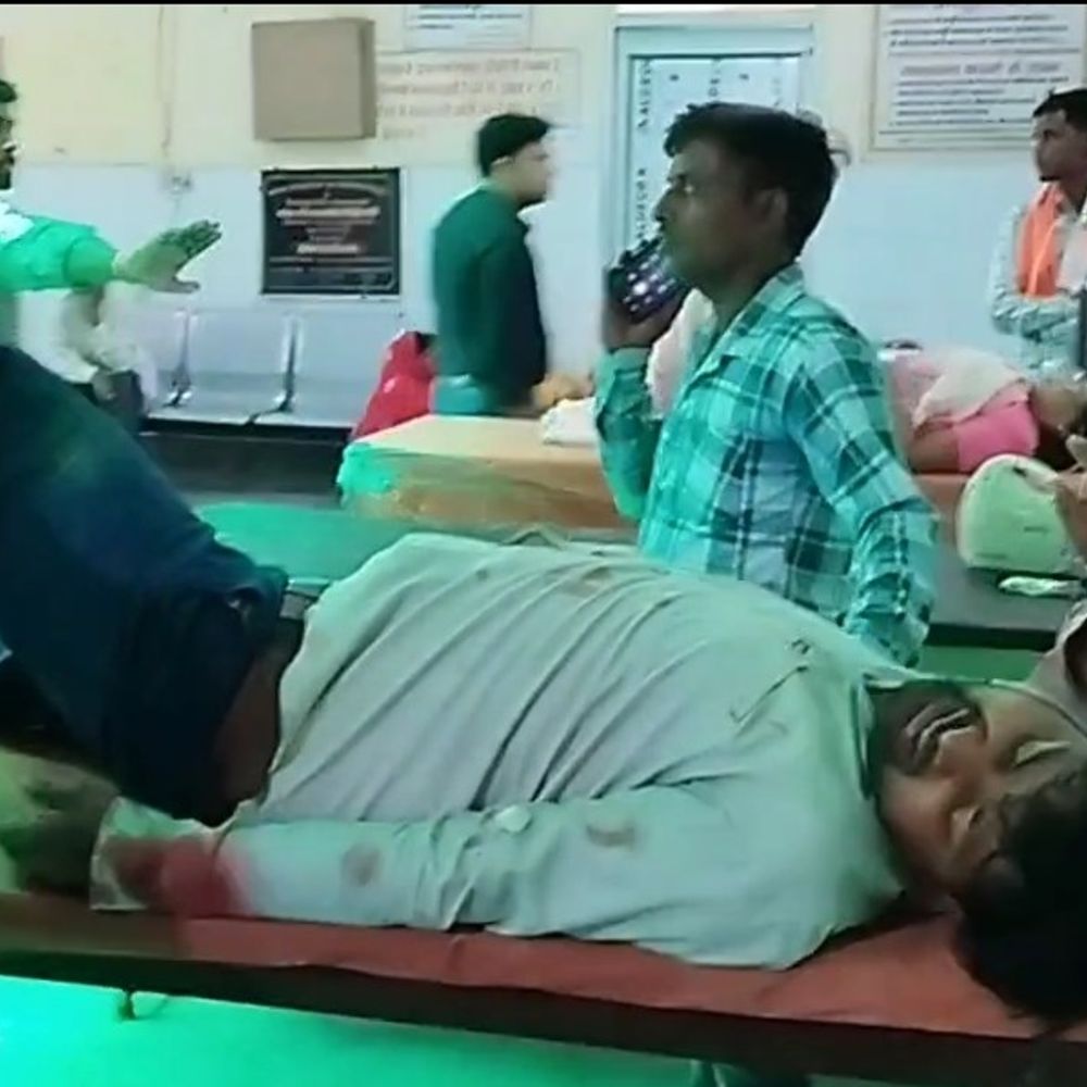 बाइक सवार को ट्रैक्टर ने मारी टक्कर:मां की मौत, बेटा गंभीर; मैनपुरी से घर लौटते समय हुआ हादसा