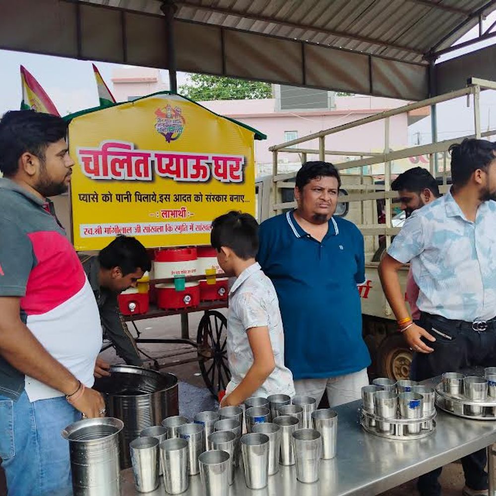 जैन युवा शक्ति ने राहगीरों को शरबत पिलाया, पक्षियों के लिए सकोरे बांटे