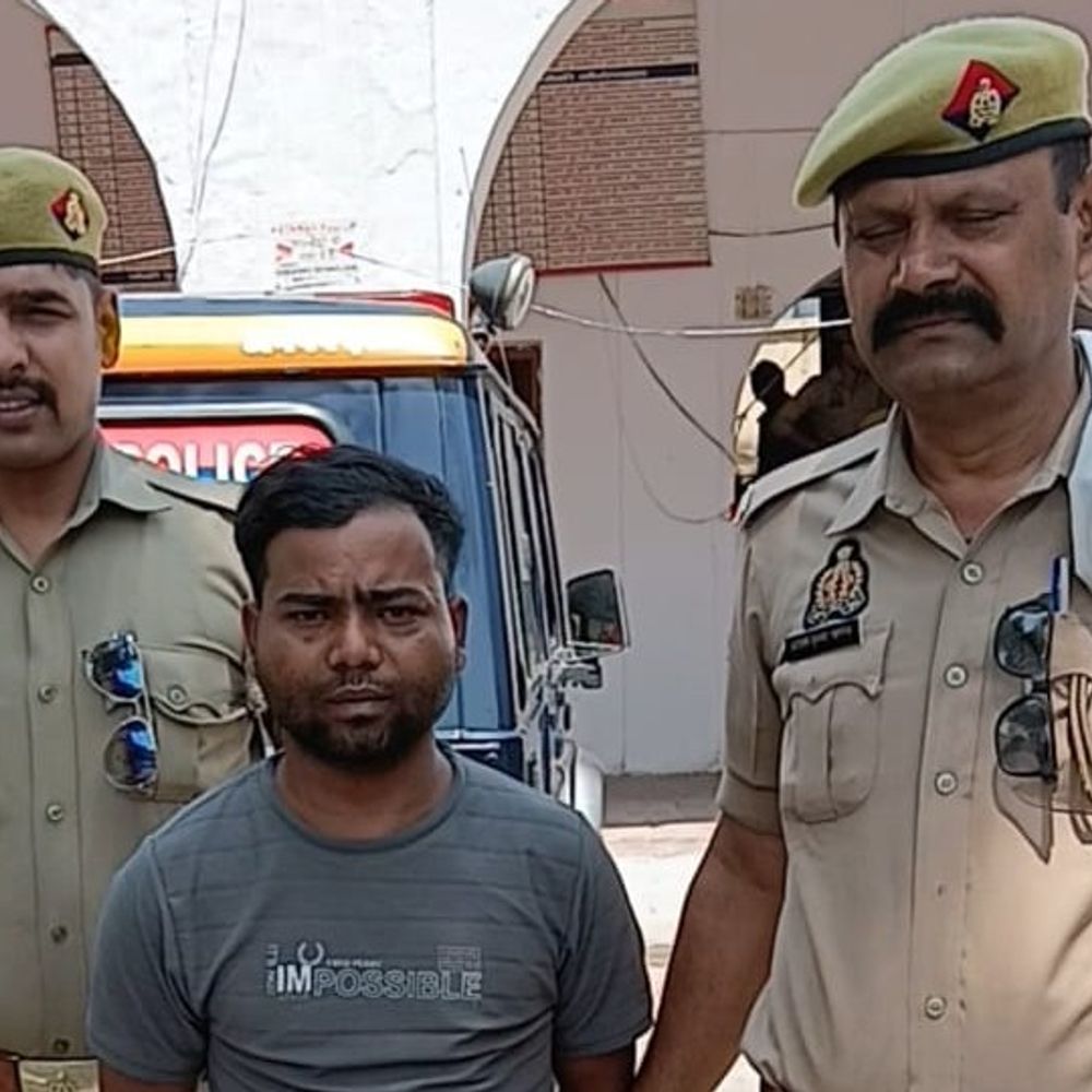 इटावा में चेन स्नैचर गिरफ्तार:महिला से छीना था सोने का लॉकेट, 2 किलो गांजा भी बरामद