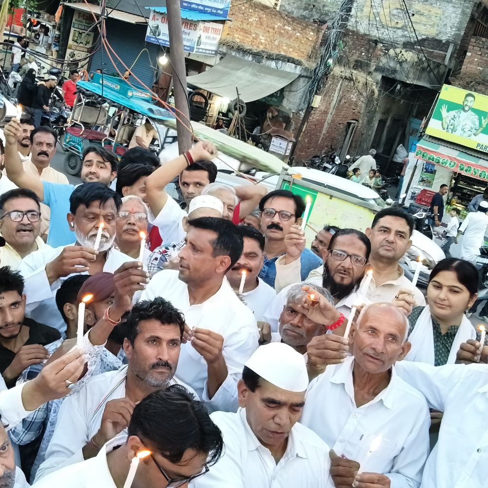 मेरठ में शहीदों को श्रद्धांजलि:कांग्रेस ने इंदिरा चौक और बुढ़ाना गेट पर दीप जलाकर किया नमन