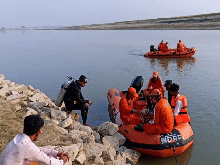 गोरखपुर के राप्ती नदी में डूबे दो दोस्त:दोनों नदी में नहाने गए थे, गहरे पानी में जाते ही बह गए दोनों; NDRF की तलाश में नहीं चला दोनों का पता