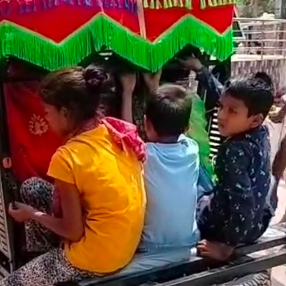 बलिया में बिना नंबर प्लेट के ई-रिक्शा में 12 यात्री:पीछे जंजीर से बांधा स्टैंड, तीन बच्चे लटकते स्टैंड पर बैठे