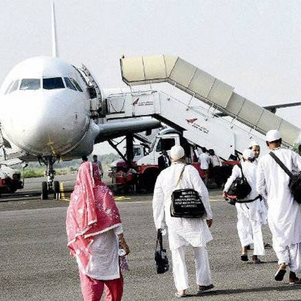 वाराणसी से हज के लिए 273 जायरीन मदीना रवाना:14 मई तक 20 फ्लाइट में जाएंगे हजयात्री, 27 जून तक वतन वापसी