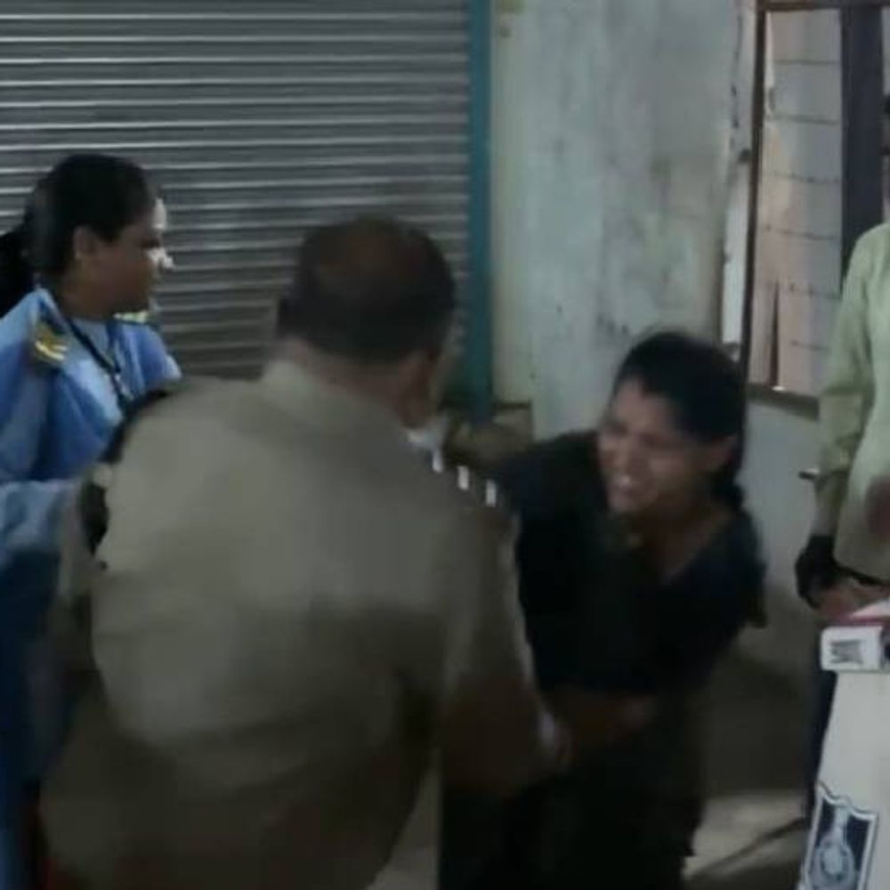 पत्नी के सामने पति को घसीटकर ले गए टीआई:सड़क पर बाइक खड़ी करने को लेकर विवाद, वीडियो वायरल;कार्रवाई का ग्रामीणों ने किया विरोध