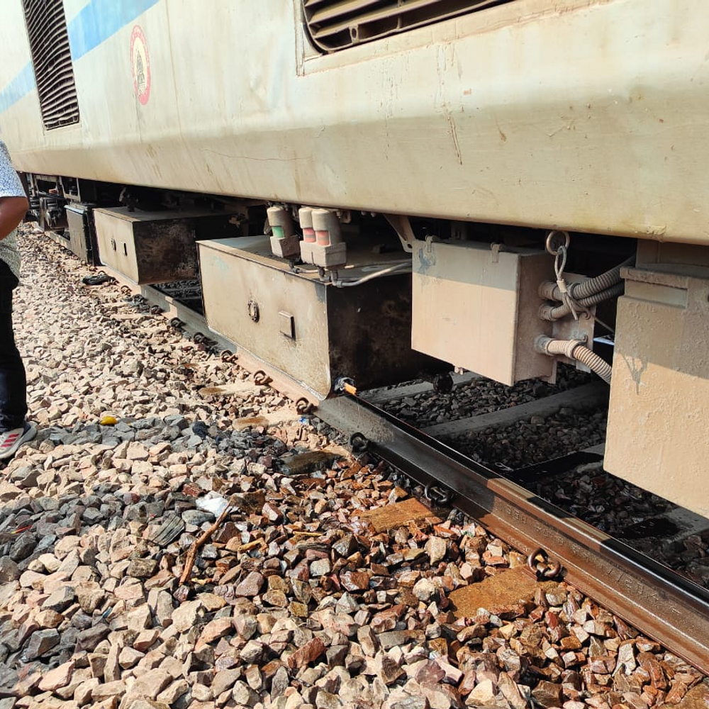 संपर्क क्रांति से टकराई ड्रिल मशीन, हादसा टला:गाजियाबाद से अलीगढ़ तक रिसा 1450 लीटर डीजल, अलीगढ़ जंक्शन पर ट्रेन रुकी तो हुई जानकारी