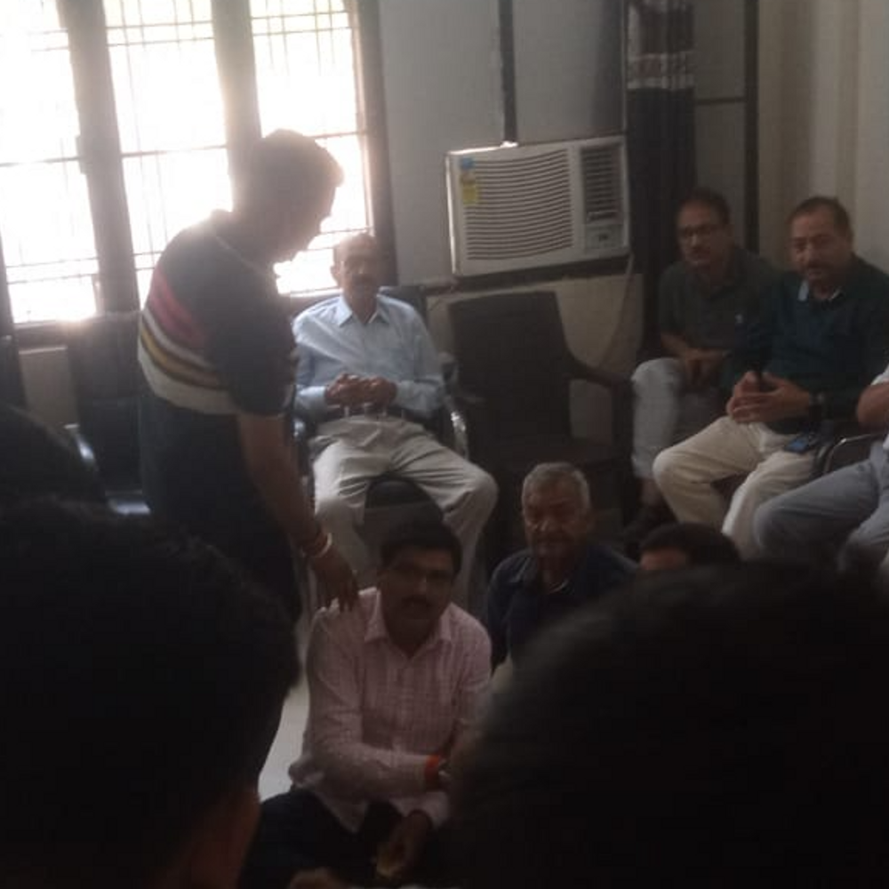 मेरठ पल्लवपुरम थाने पर निवासियों का हंगामा:घर के सामने कुत्ता घुमाने के मामले ने पकड़ा तूल, मेड ने दी मारपीट की तहरीर