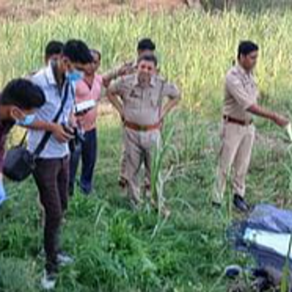 मेरठ के फलावदा में मिली युवक की लाश:हत्या कर खेत में फेंकने की आशंका, पत्नी ने दी तहरीर