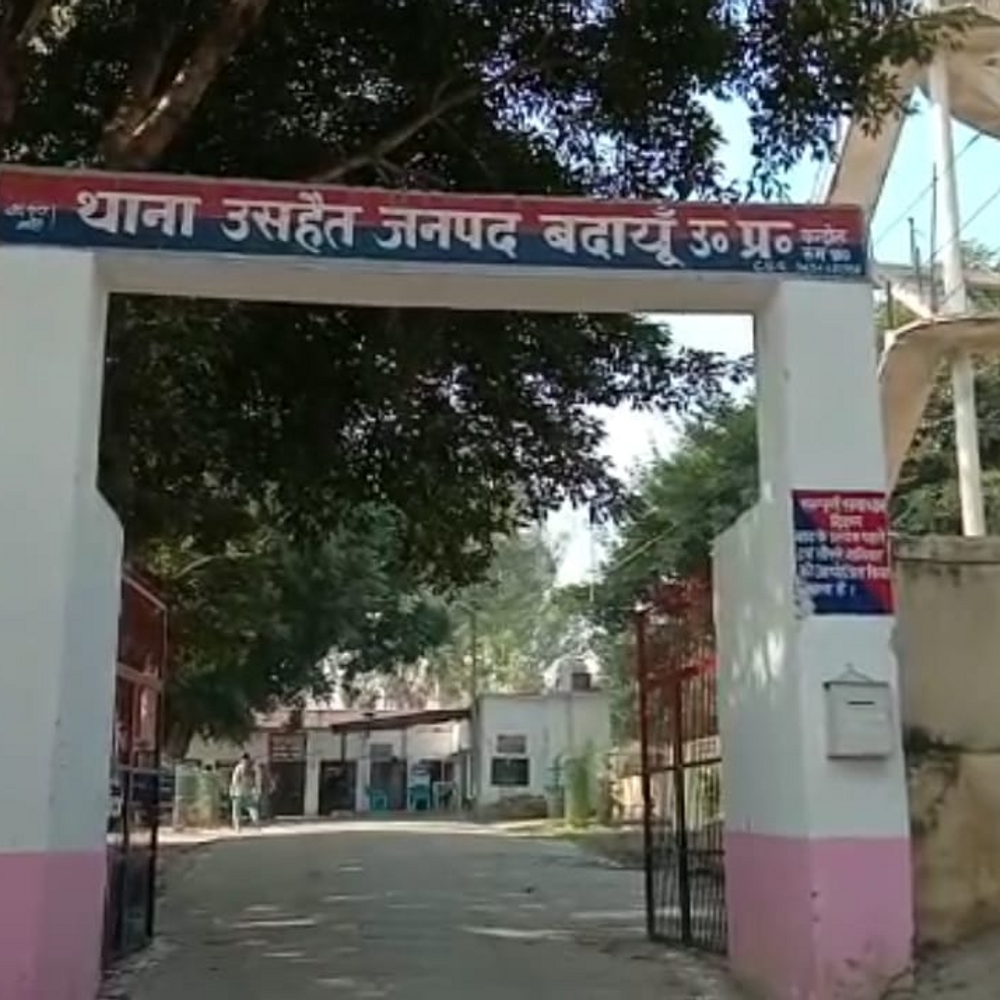 बदायूं में PM मोदी और इमरान खान की आपत्तिजनक तस्वीर:बीजेपी नेता की शिकायत पर FIR दर्ज, पुलिस कर रही तलाश