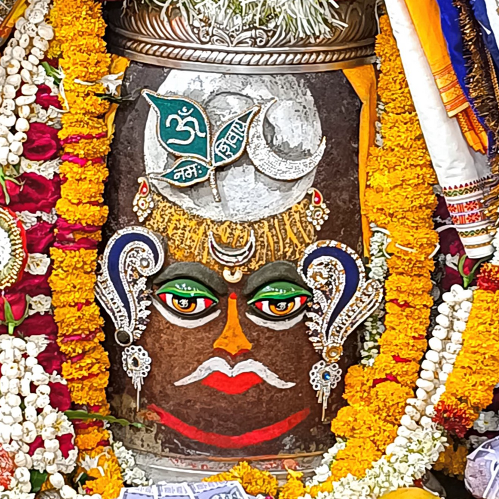 सोमवार भस्म आरती दर्शन:पंचामृत अभिषेक पूजन और रजत मुकुट के साथ आभूषण अर्पित कर महाकाल का किया राजा स्वरूप श्रृंगार