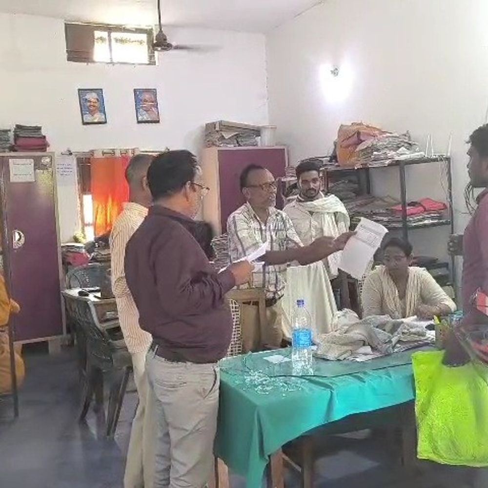 कोटे की दुकान चयन को लेकर विवाद:कुशीनगर में सप्लाई इंस्पेक्टर और अधिवक्ता के बीच मारपीट, दोनों घायल