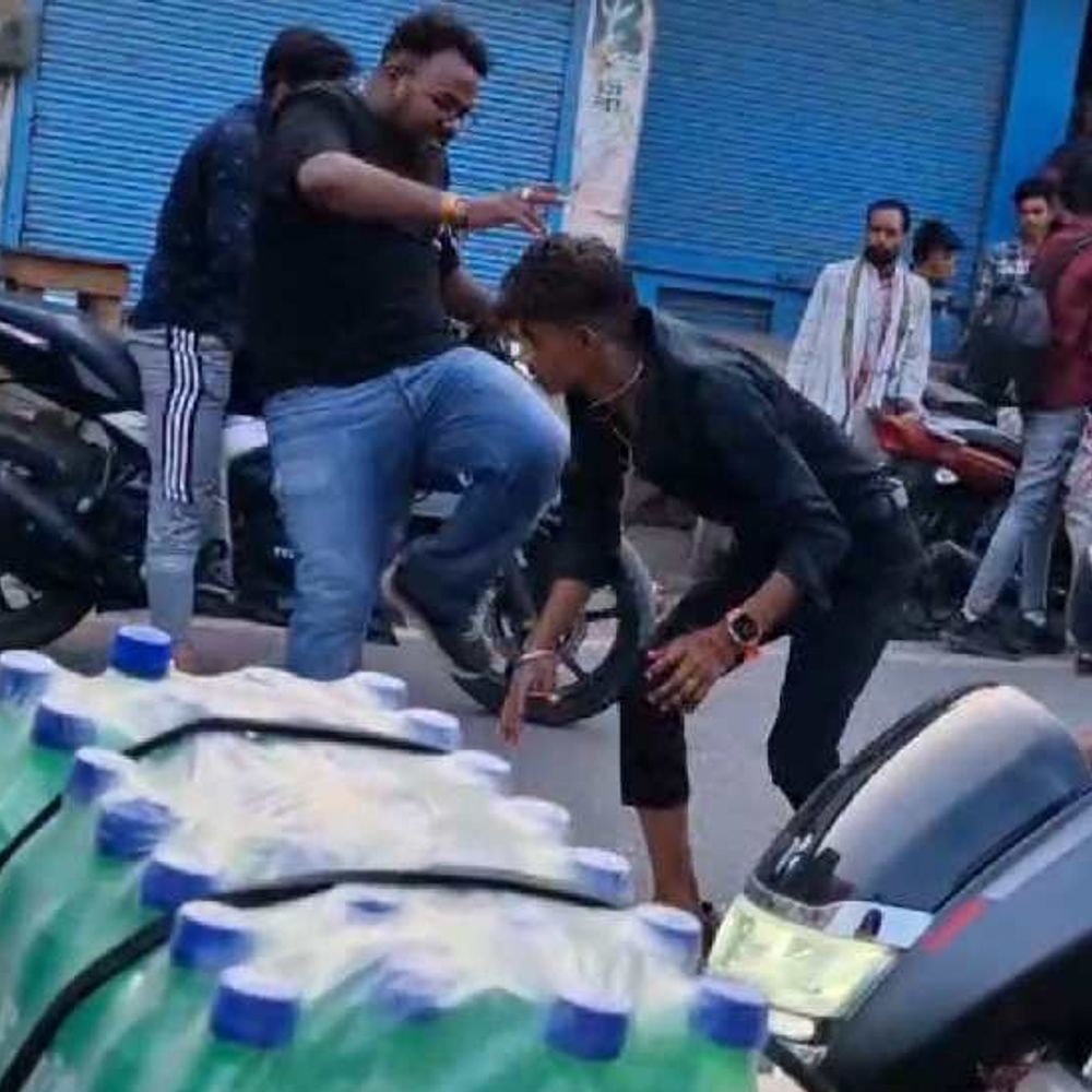 झांसी में कार से उतरा दबंग, युवक को पीटा:मोठ में तमाशबीन बने खड़े रहे लोग, पीटता रहा आरोपी