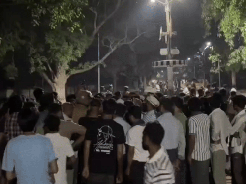 BHU बिरला छात्रावास के बाहर छात्रों का धरना:एक छात्र के साथ मारपीट का है मामला,FIR दर्ज करने की पर रहे मांग