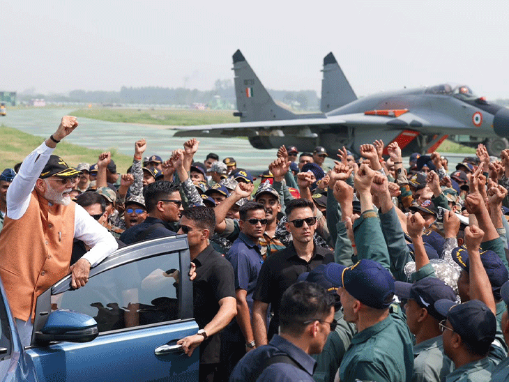 मोदी आदमपुर एयरबेस पहुंचे, जवानों को बधाई दी:PM के पीछे S-400 और राफेल नजर आए, पाकिस्तान ने इसे उड़ाने का दावा किया था