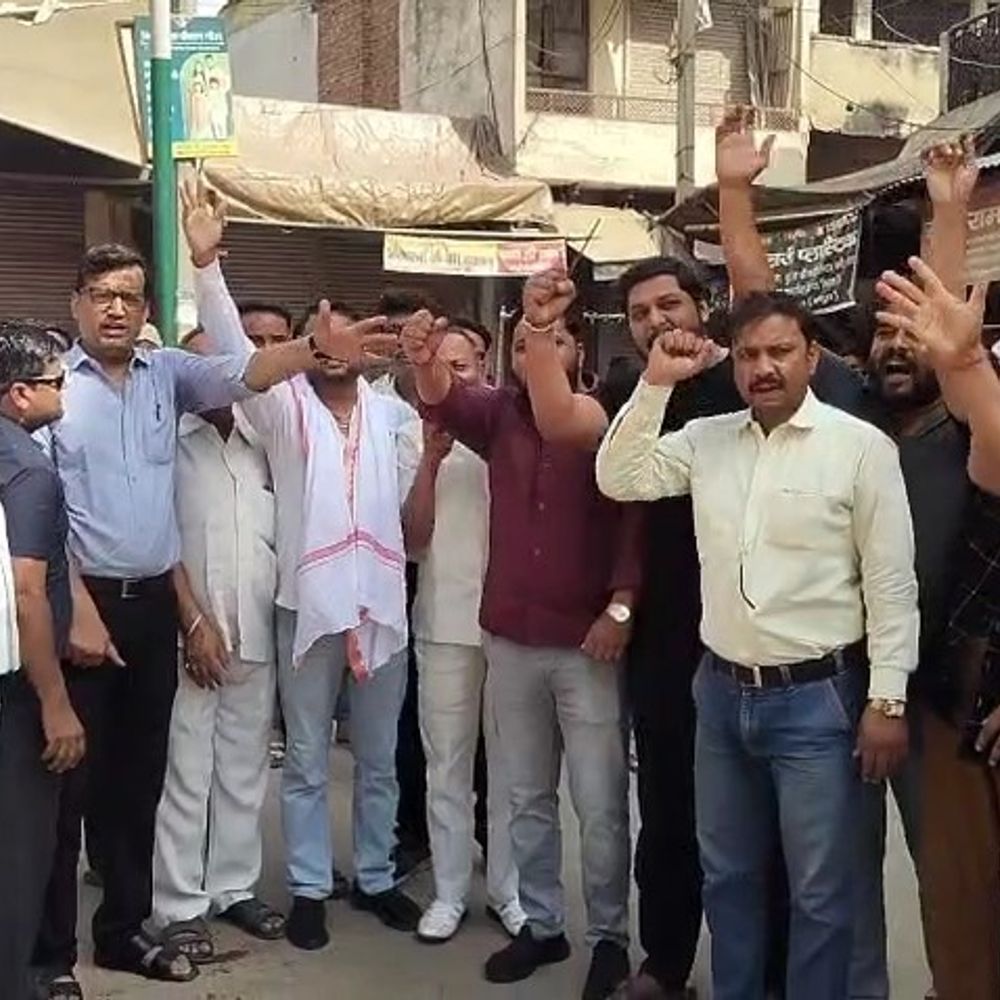 मथुरा में रेलवे फाटक बंद करने का विरोध:राया में व्यापारियों ने किया प्रदर्शन, दुकानें बंद कर जताया विरोध