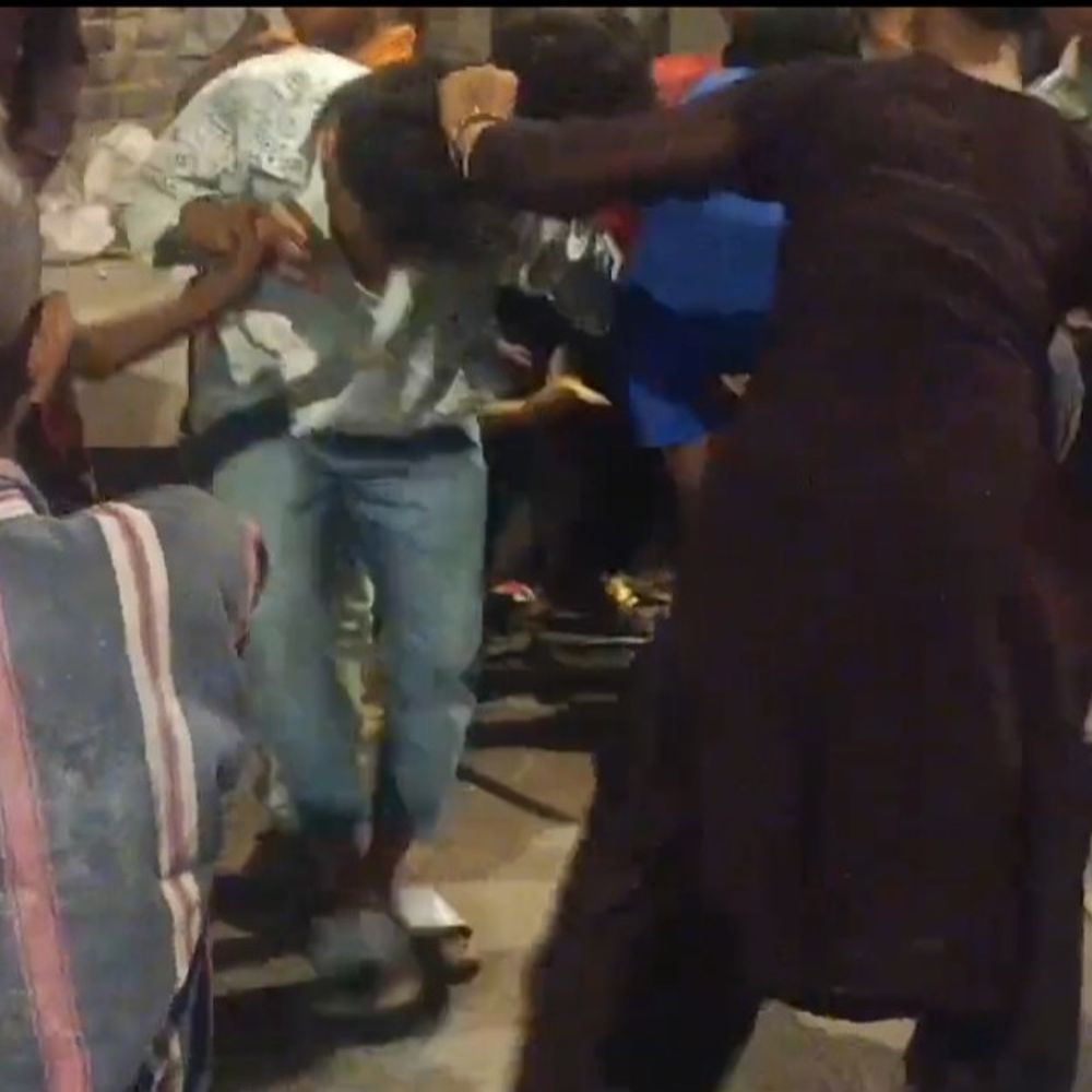 अलीगढ़ जंक्शन पर नशेड़ियों ने मचाया उपद्रव:दो गुटों में मारपीट, किन्नरों से भी भिड़े; एक आरोपी हिरासत में