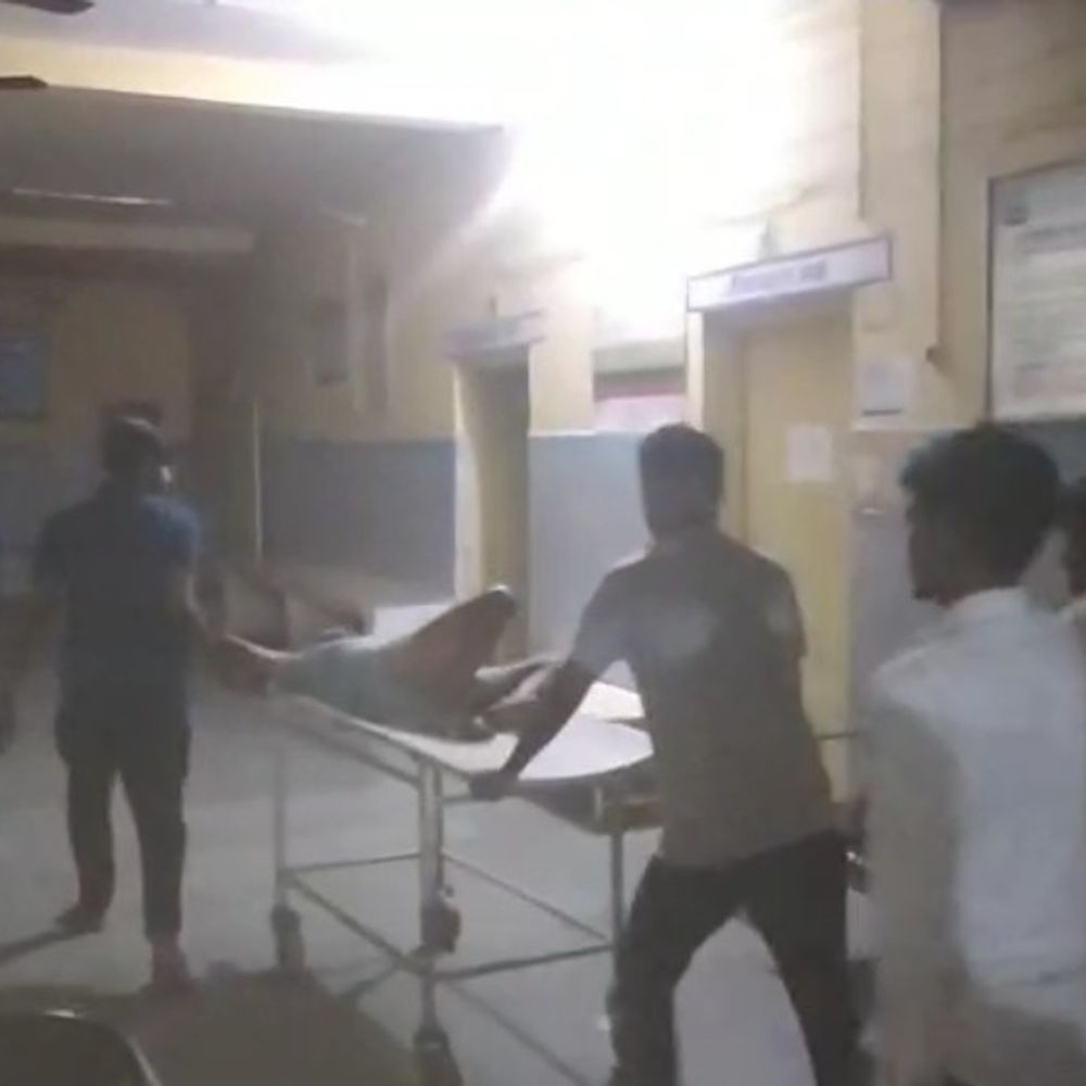 पैदल जा रहे अधेड़ को बाइक ने मारी टक्कर, मौत:एटा में रोड पार करते समय हादसा, खेत से काम कर लौट रहे थे घर