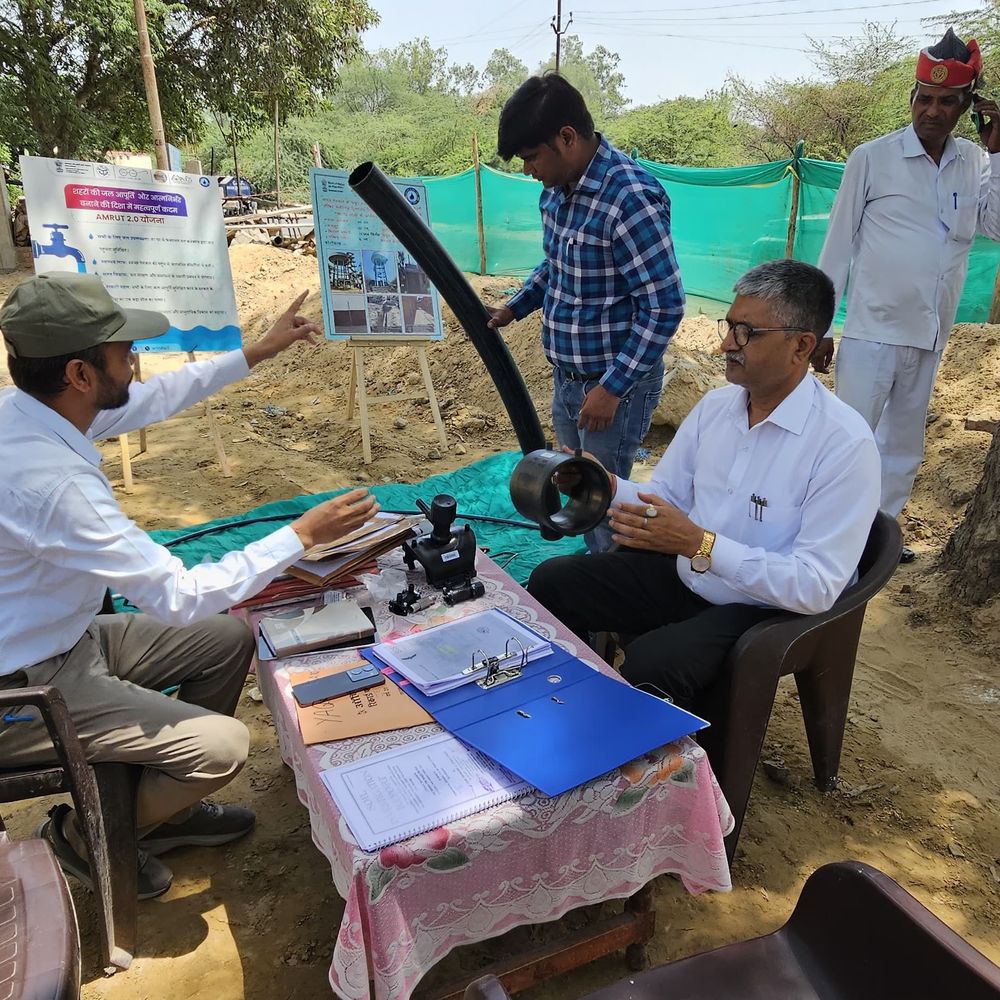 फतेहगढ़ में 12.5 किमी पाइपलाइन बिछाई गई:12.82 करोड़ की पेयजल योजना का डीएम ने किया निरीक्षण, जल्द पूरा करने के निर्देश