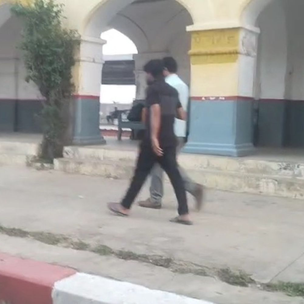 मेजा स्टेशन पर युवक ने की आत्महत्या की कोशिश:बुकिंग क्लर्क की सूझबूझ से बची जान, ट्रैक से हटाकर किया सुरक्षित