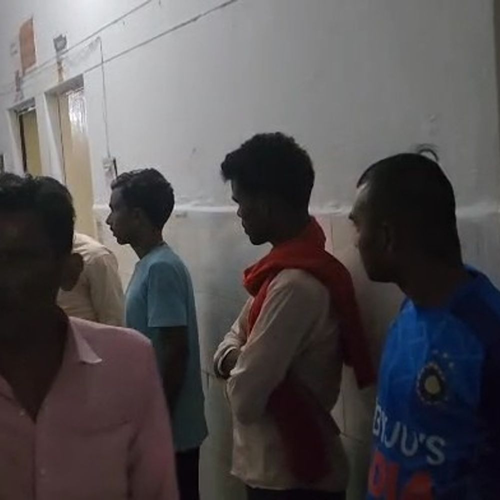 बाइक से गिरकर व्यक्ति की मौत:सीतापुर में सामान खरीदकर लौट रहे पति-पत्नी की बाइक अनियंत्रित, पति की मौत