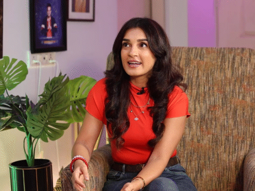 'मां को लात-घूंसे खाते हुए मैंने देखा':शाइनी दोशी के पिता करते थे घरेलू हिंसा, डर से कमरे में खुद को बंद कर लेती थीं एक्ट्रेस