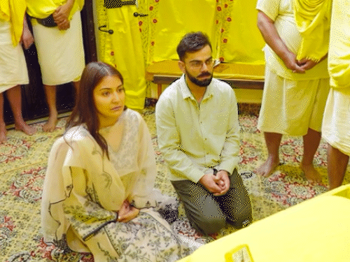 प्रेमानंद महाराज से मिले विराट-अनुष्का:15 मिनट बात की, नाराजगी की खबरों के बीच साथ विराट के संन्यास पर एक्ट्रेस ने कहा- तुम्हारे आंसू किसी ने नहीं देखे