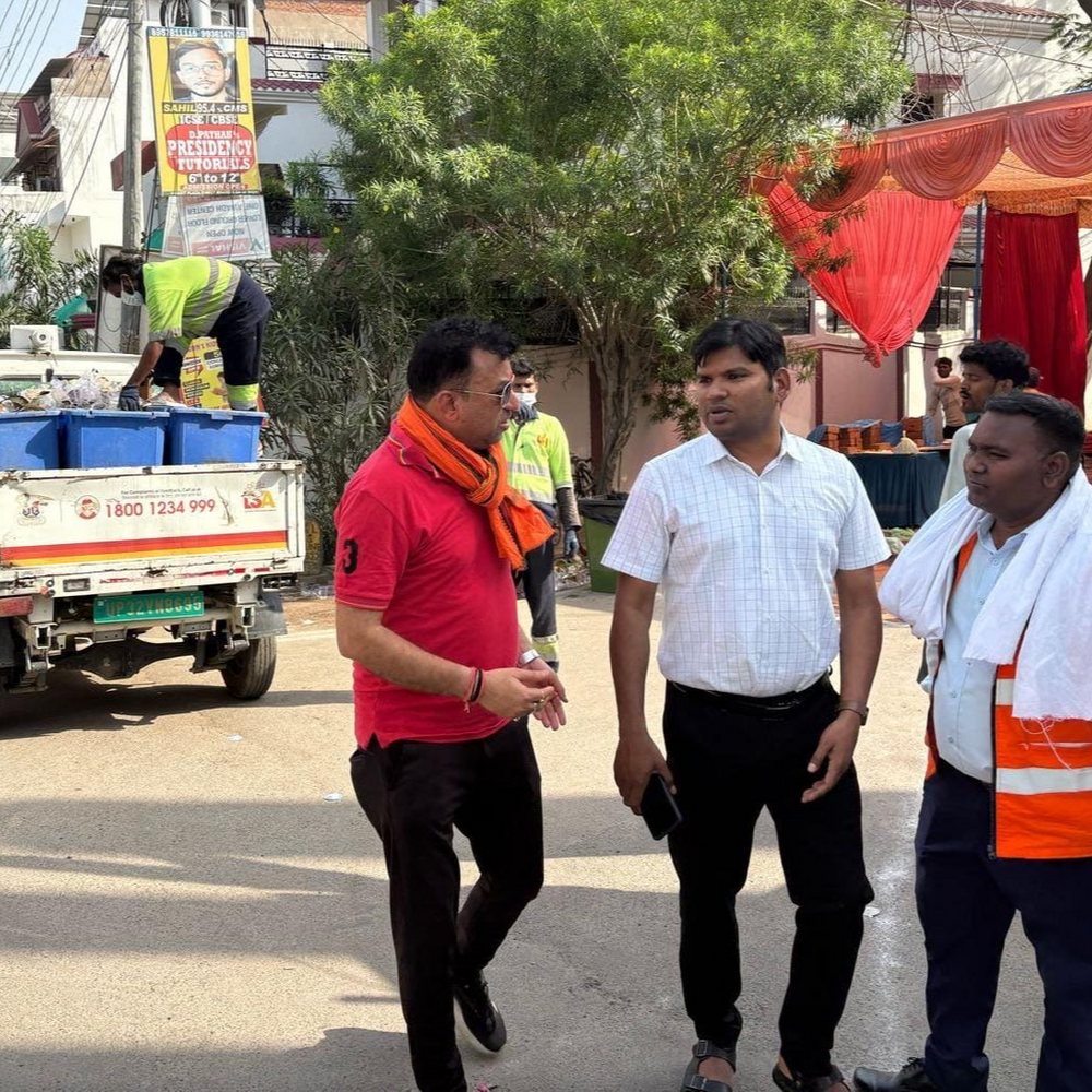 बड़े मंगल पर लखनऊ में चला विशेष सफाई अभियान:नगर निगम ने 400 से ज़्यादा भंडारों से उठाया कूड़ा; लोगों से सड़क पर कूड़ा ना फैलाने की अपील की