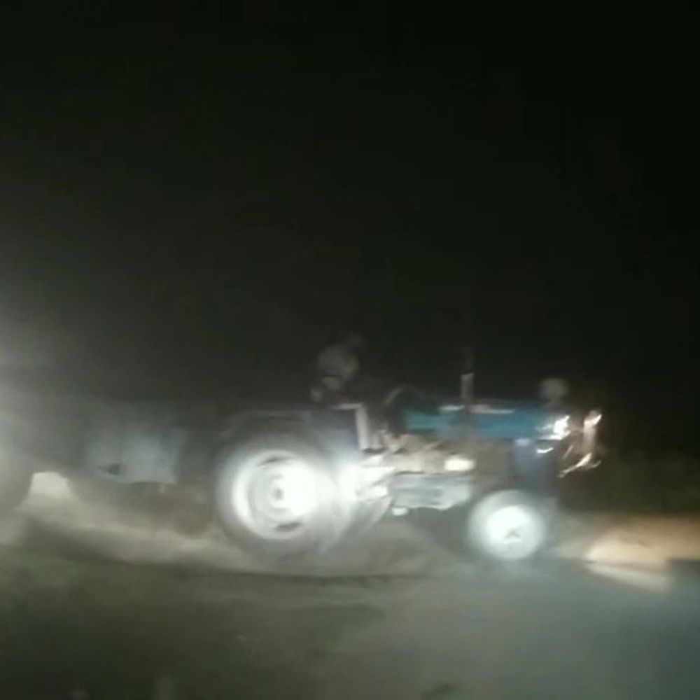 बिलसंडा में अवैध खनन पर प्रशासन की कार्रवाई:रात में छापेमारी कर तीन ट्रैक्टर-ट्रॉली पकड़े, खनन माफियाओं में हलचल