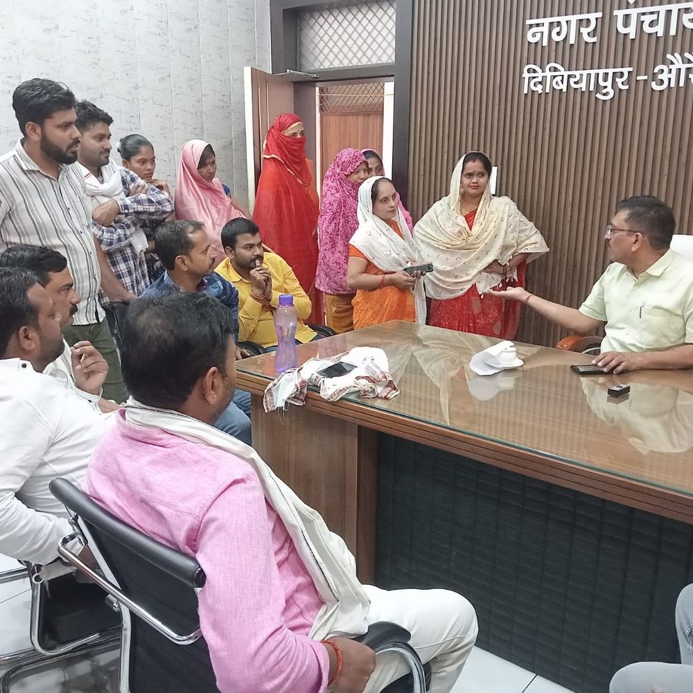 नगर पंचायत में सभासदों ने उठाई आवाज:जलापूर्ति, सड़क मरम्मत समेत 8 मुद्दों पर ईओ को सौंपा ज्ञापन