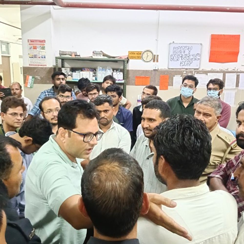 राजकीय मेडिकल कॉलेज में महिला मरीज की मौत:शाहजहांपुर में परिजनों का आरोप- डॉक्टरों ने नहीं दिया ध्यान, गलत दवा दी