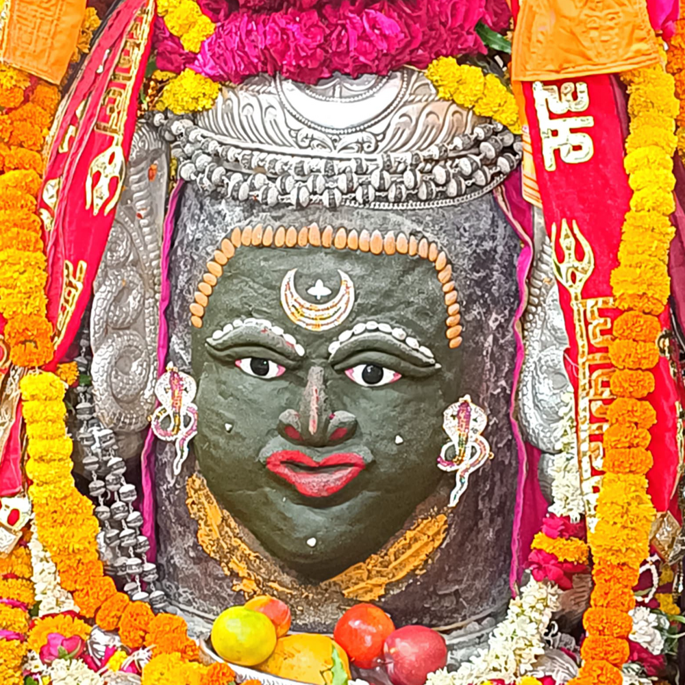 मंगलवार भस्म आरती दर्शन:भगवान महाकाल का भांग, चन्दन, त्रिपुण्ड, रुद्राक्ष की माला और रजत मुकुट अर्पित कर श्रृंगार