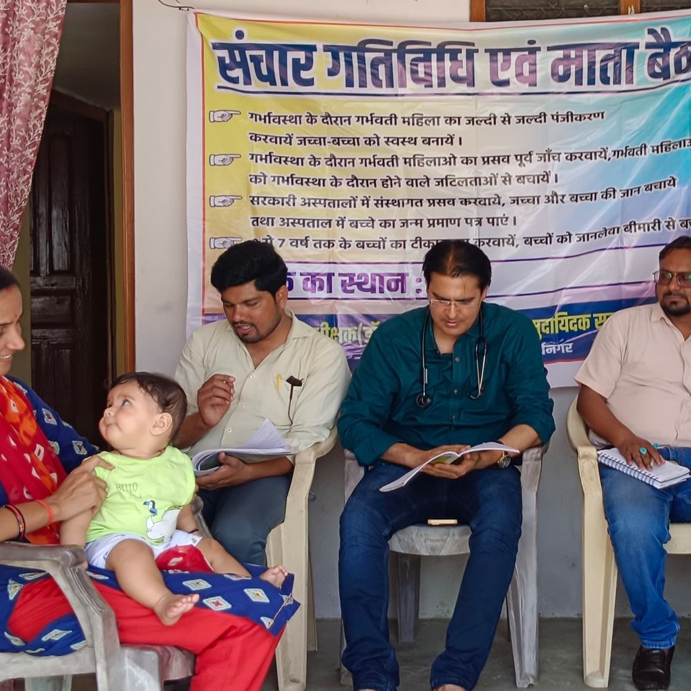 गर्भवती महिलाओं को टीकाकरण का महत्व समझाया:सिद्धार्थनगर में स्वास्थ्य जागरूकता बैठक, संस्थागत प्रसव पर दिया जोर