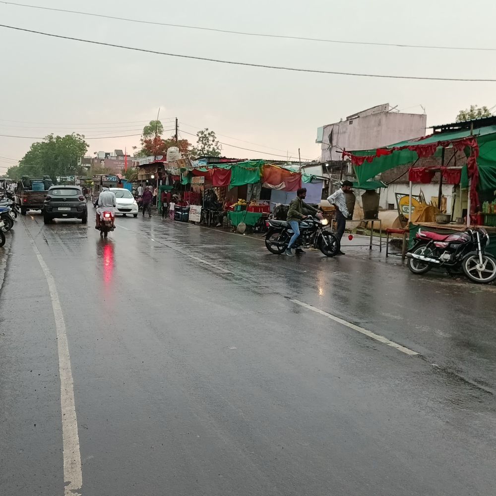 अकोदिया में एक घंटे तक हुई बारिश:बिजली चमकने और तेज हवाओं से किसान चिंतित, प्याज की फसल और बिजली आपूर्ति प्रभावित