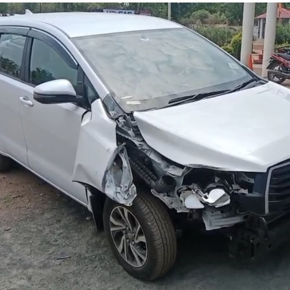 गैस सिलेंडर से भरे ट्रक और कार में टक्कर:कटनी के एनकेजे थाना क्षेत्र में हादसा, वाहन क्षतिग्रस्त, कोई हताहत नहीं