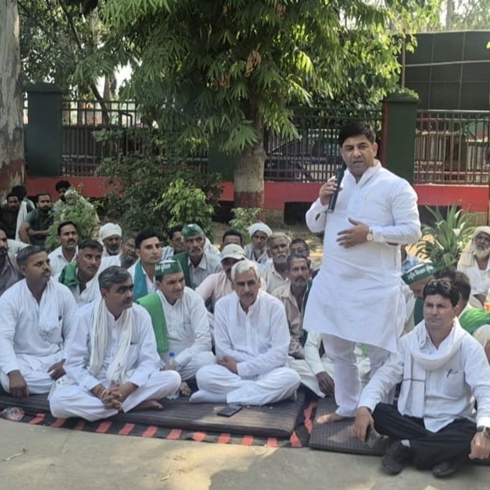 गुलदार की मौत के बाद ग्रामीणों पर केस:बिजनौर में किसान यूनियन का रेंज कार्यालय पर प्रदर्शन, सपा ने दिया साथ