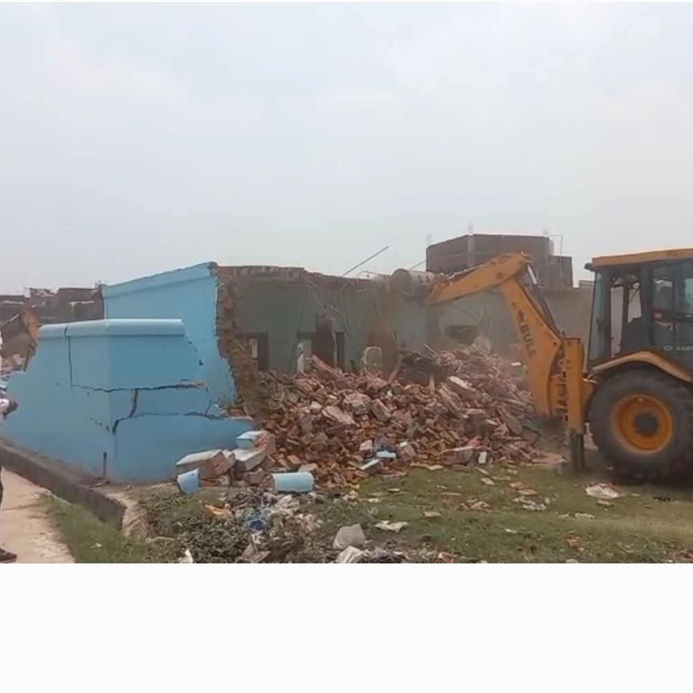 महराजगंज में सरकारी जमीन से हटा अवैध कब्जा:57 साल पुराने मदरसे को प्रशासन ने किया ध्वस्त, चार बुलडोजर लगाए