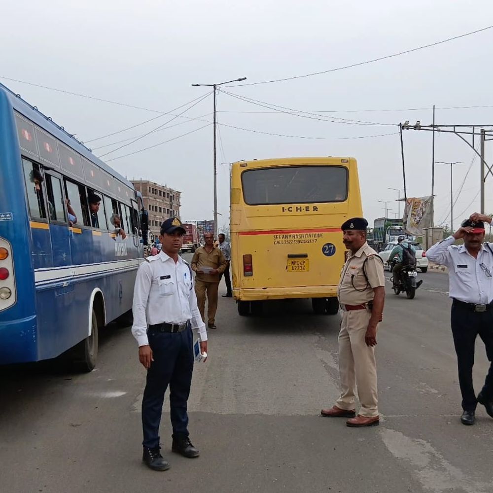 7 बसों में कमियां मिलने पर 4500 का जुर्माना:रायसेन में स्कूल वाहनों की जांच; भोपाल एक्सीडेंट में डॉक्टर की मौत के बाद अभियान